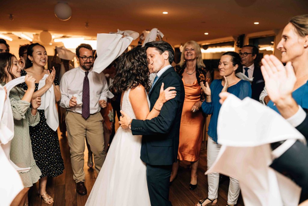 cérémonie de mariage sur une péniche à Paris photographiée par Pierre Atelier