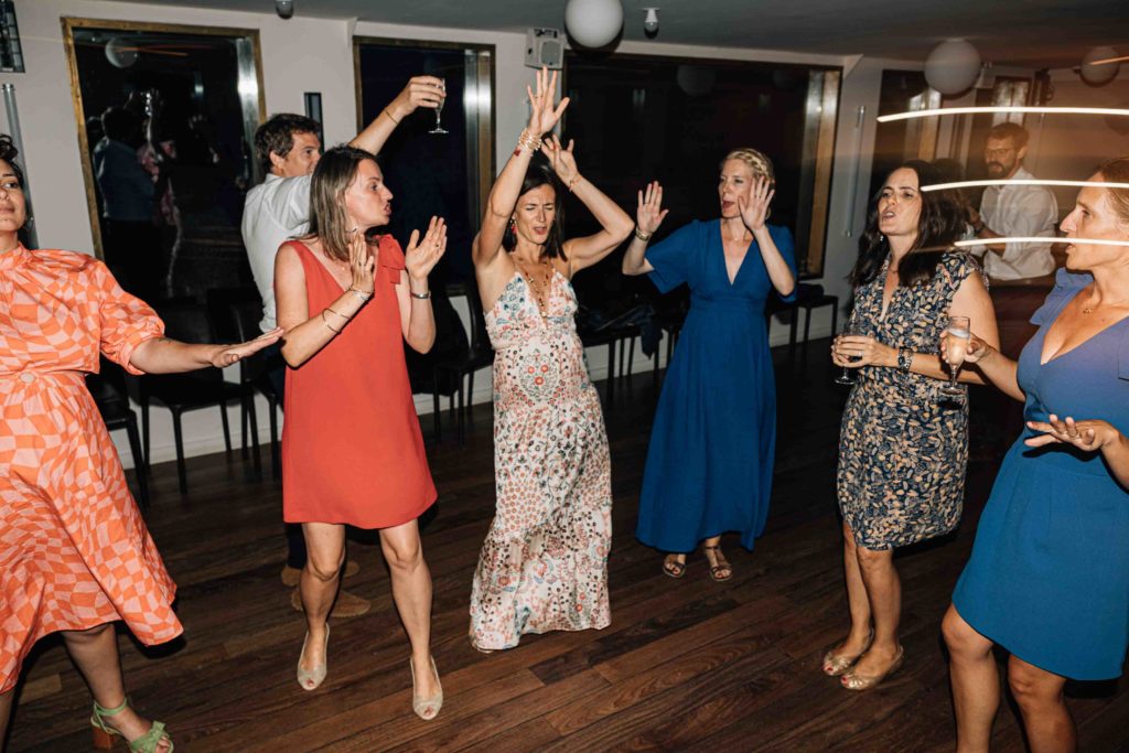 cérémonie de mariage sur une péniche à Paris photographiée par Pierre Atelier