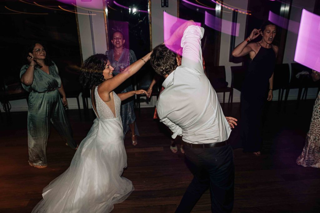 cérémonie de mariage sur une péniche à Paris photographiée par Pierre Atelier