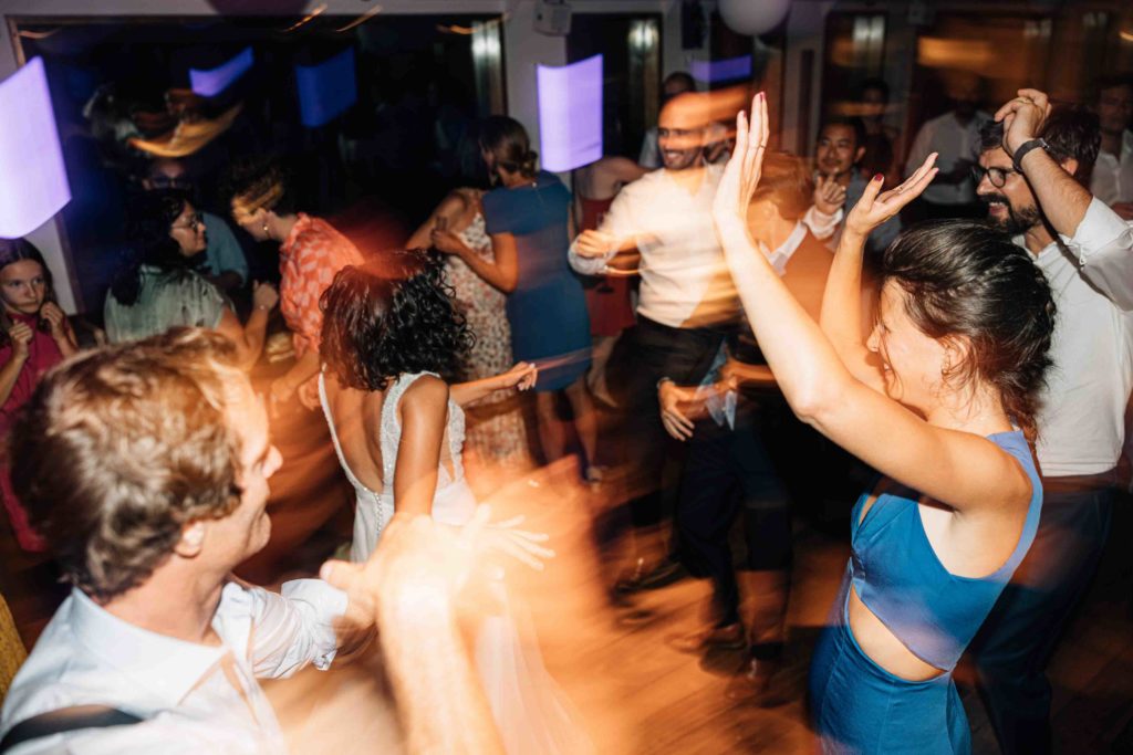 cérémonie de mariage sur une péniche à Paris photographiée par Pierre Atelier