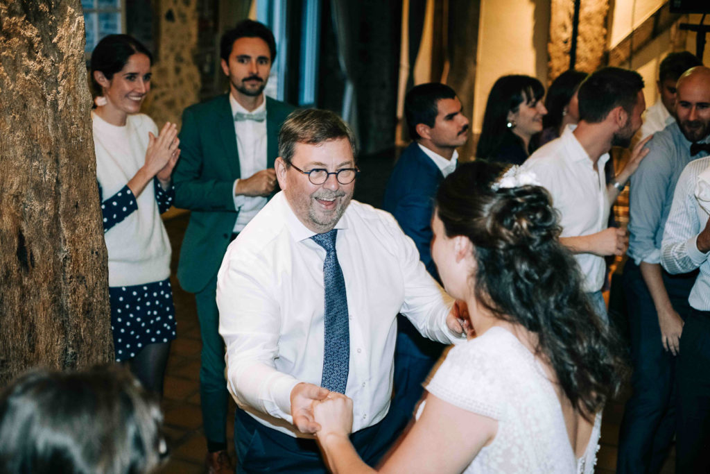 Mariage en soirée à la Grange de Bourgoult Normandie - bougies et pierres anciennes - Pierre Atelier