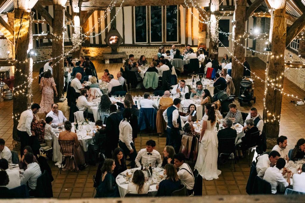 Mariage en soirée à la Grange de Bourgoult Normandie - bougies et pierres anciennes - Pierre Atelier