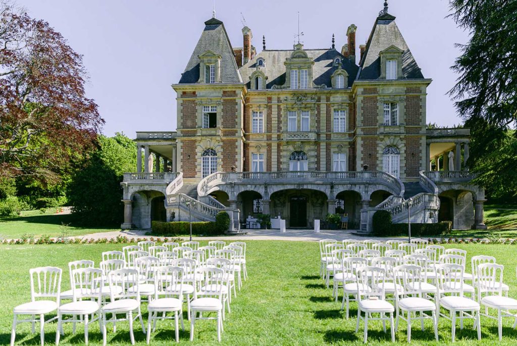 Portrait de couple sur la terrasse du Château de Bouffémont au coucher du soleil - Pierre Atelier