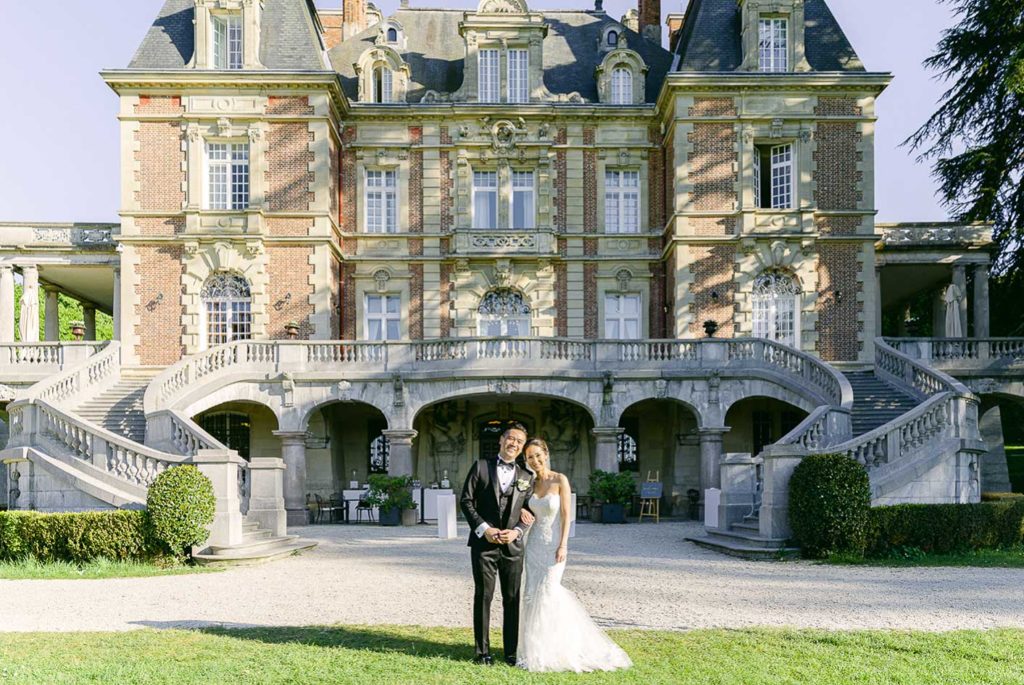 Mariés sur le double escalier du Château de Bouffémont - Pierre Atelier photographe mariage Val-d'Oise