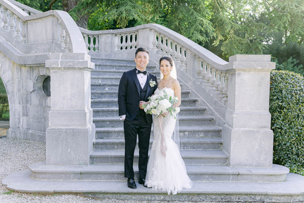 Mariés sur le double escalier du Château de Bouffémont - Pierre Atelier photographe mariage Val-d'Oise