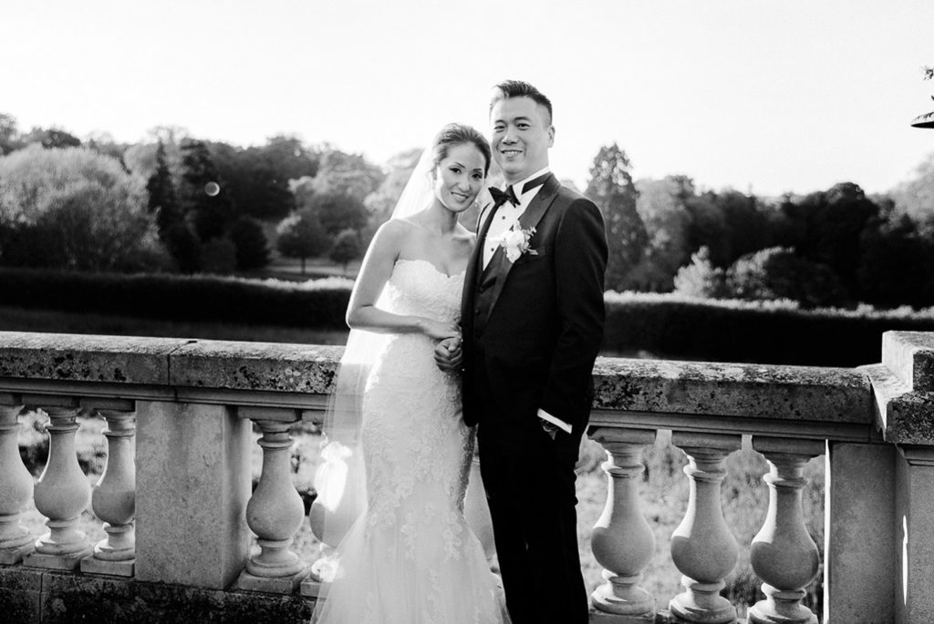 Mariés sur le double escalier du Château de Bouffémont - Pierre Atelier photographe mariage Val-d'Oise