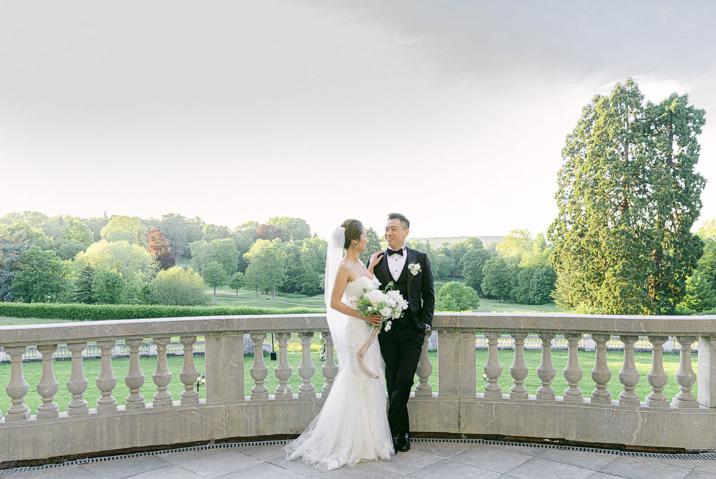 Mariés sur le double escalier du Château de Bouffémont - Pierre Atelier photographe mariage Val-d'Oise