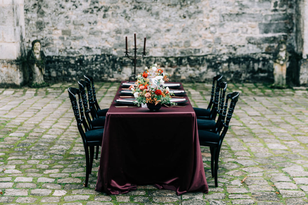 Mariés dans les jardins du Château de Farcheville au coucher du soleil - Pierre Atelier photographe