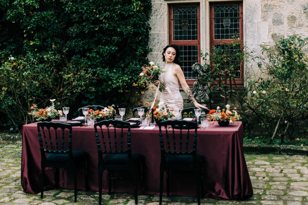 Mariés dans les jardins du Château de Farcheville au coucher du soleil - Pierre Atelier photographe