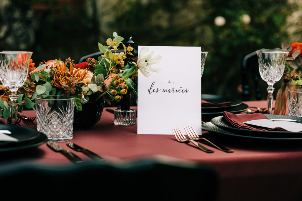 Mariés dans les jardins du Château de Farcheville au coucher du soleil - Pierre Atelier photographe
