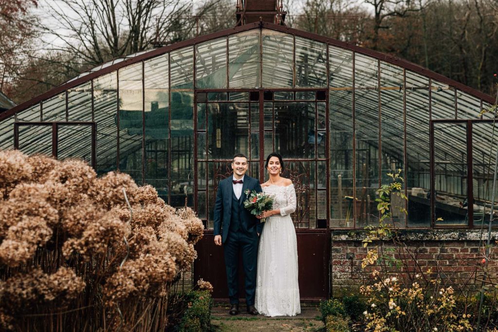 Portrait de couple devant les douves du Domaine de Verderonne - Pierre Atelier photographe mariage Oise