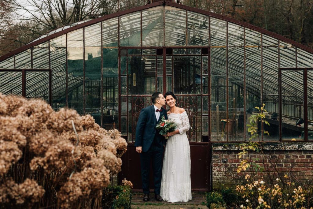 Portrait de couple devant les douves du Domaine de Verderonne - Pierre Atelier photographe mariage Oise