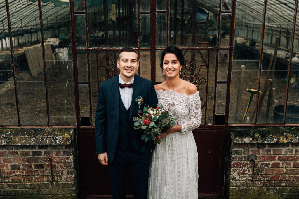 Portrait de couple devant les douves du Domaine de Verderonne - Pierre Atelier photographe mariage Oise