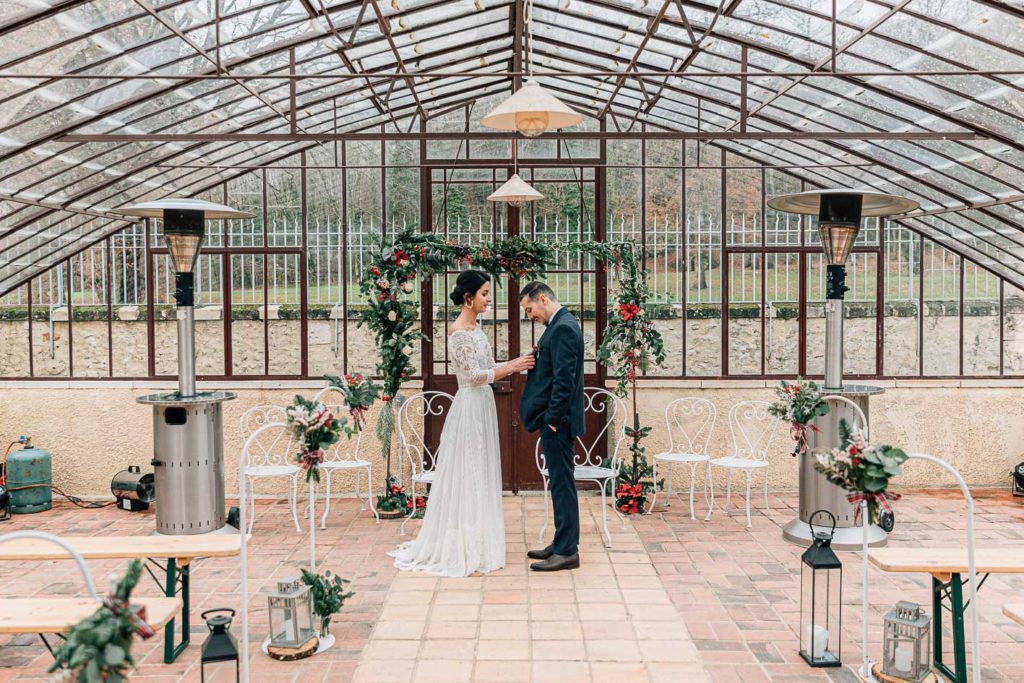 Portrait de couple devant les douves du Domaine de Verderonne - Pierre Atelier photographe mariage Oise