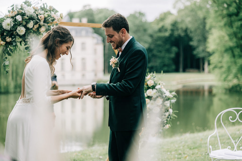 échange des alliances Domaine Verderonne — Pierre Atelier photographe mariage Paris