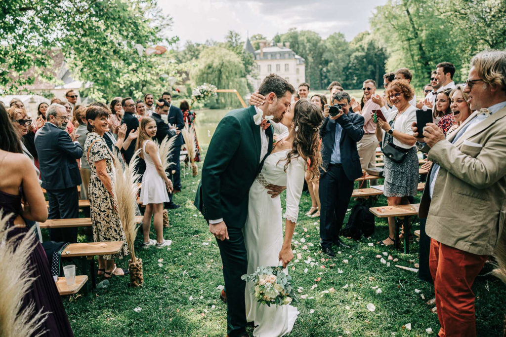 magnifique cérémonie plein air laïque Domaine Verderonne — Pierre Atelier photographe mariage