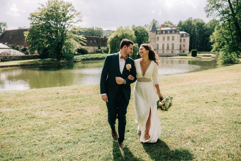 photos de couple devant Domaine Verderonne — Pierre Atelier photographe mariage