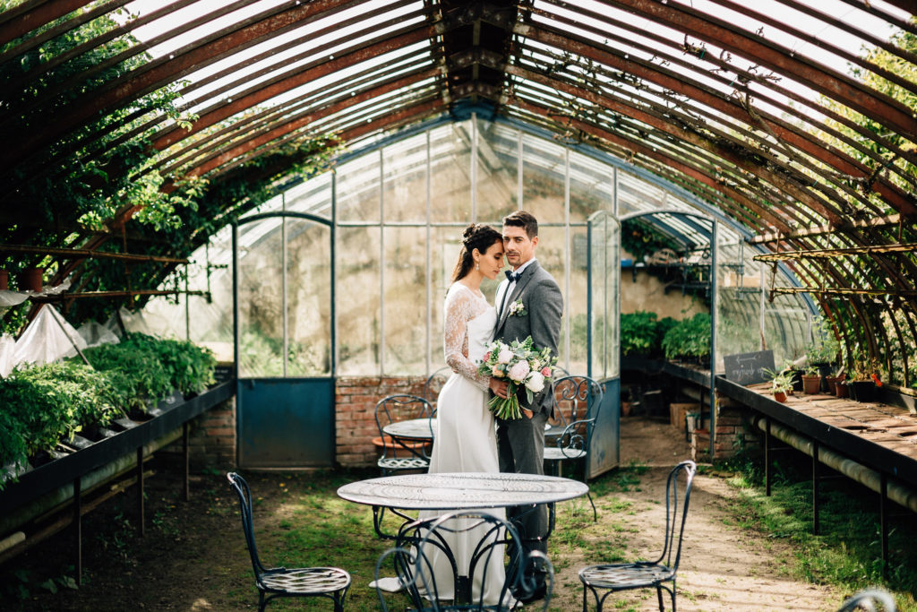 un couple dans la verrière du domaine de Verderonne pour leur mariage dans L'Oise