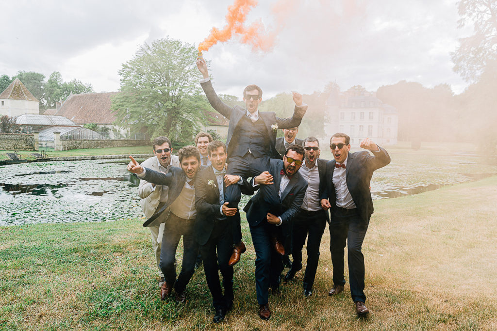 Sortie cérémonie fumigènes Domaine Verderonne Oise — Pierre Atelier photographe mariage IDF