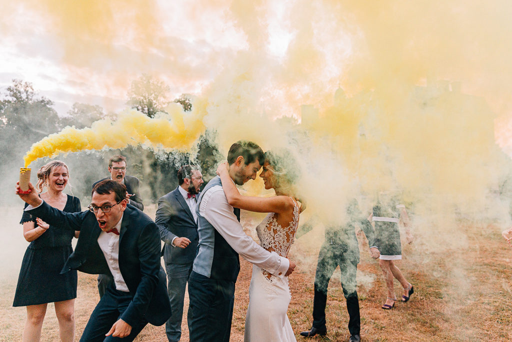 Couple fumigènes colorés mariage Domaine Verderonne — Pierre Atelier photographe mariage Paris
