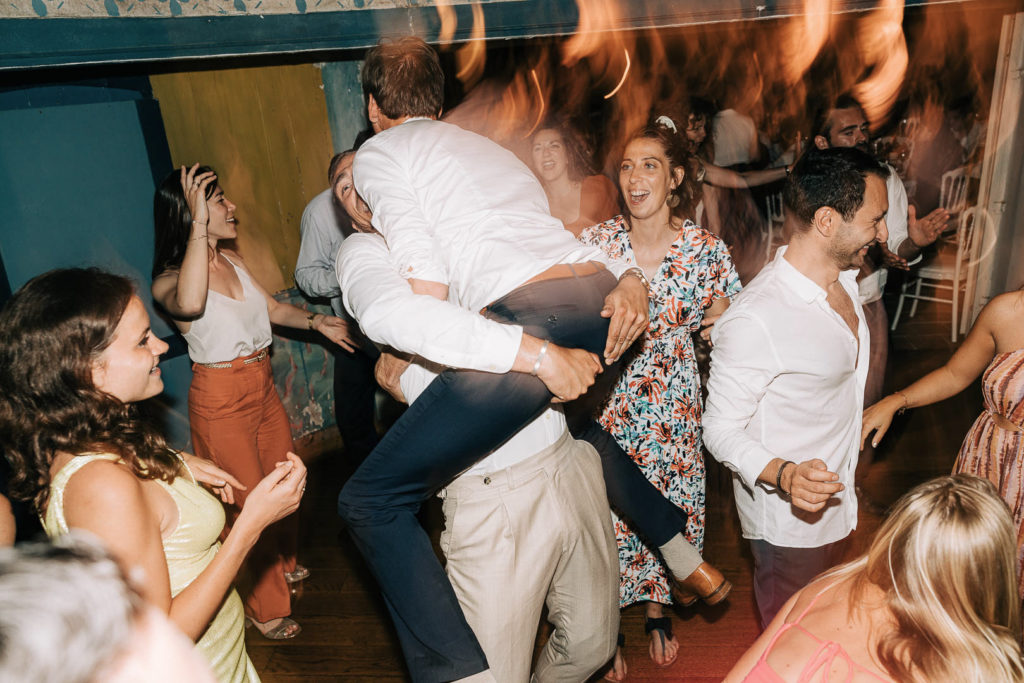Invités cocktail serre Domaine Verderonne Oise — Pierre Atelier photographe mariage