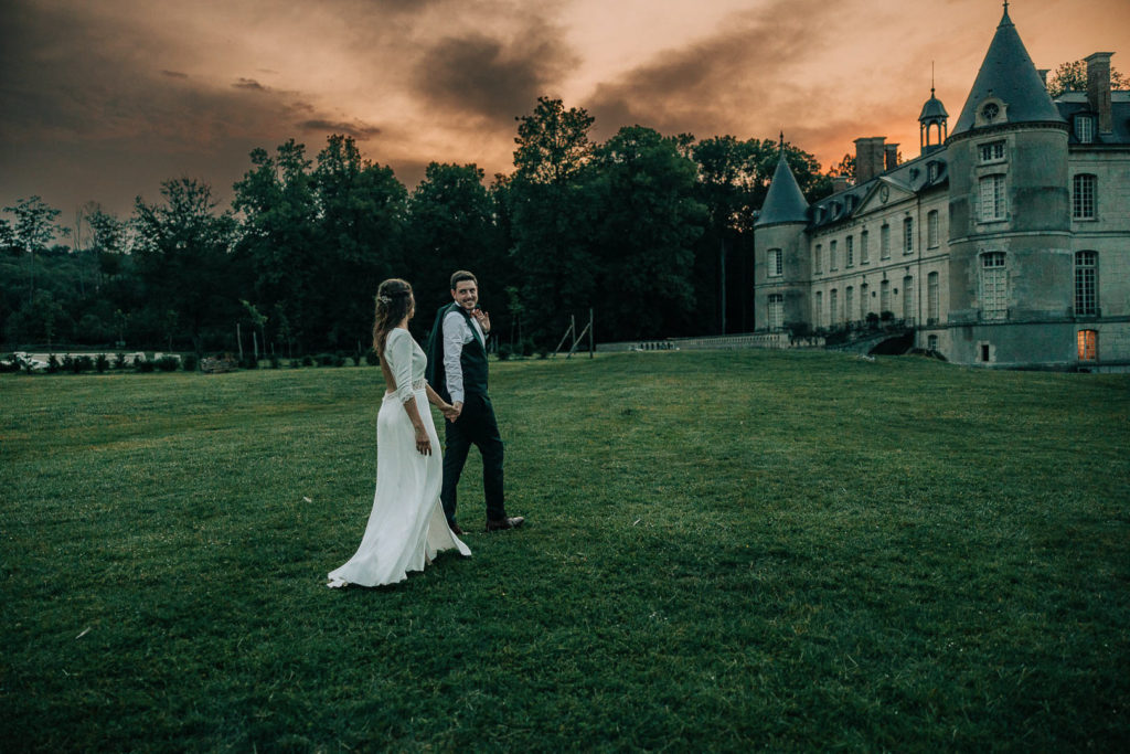 Lumière dorée portrait couple Domaine Verderonne Oise — Pierre Atelier photographe mariage