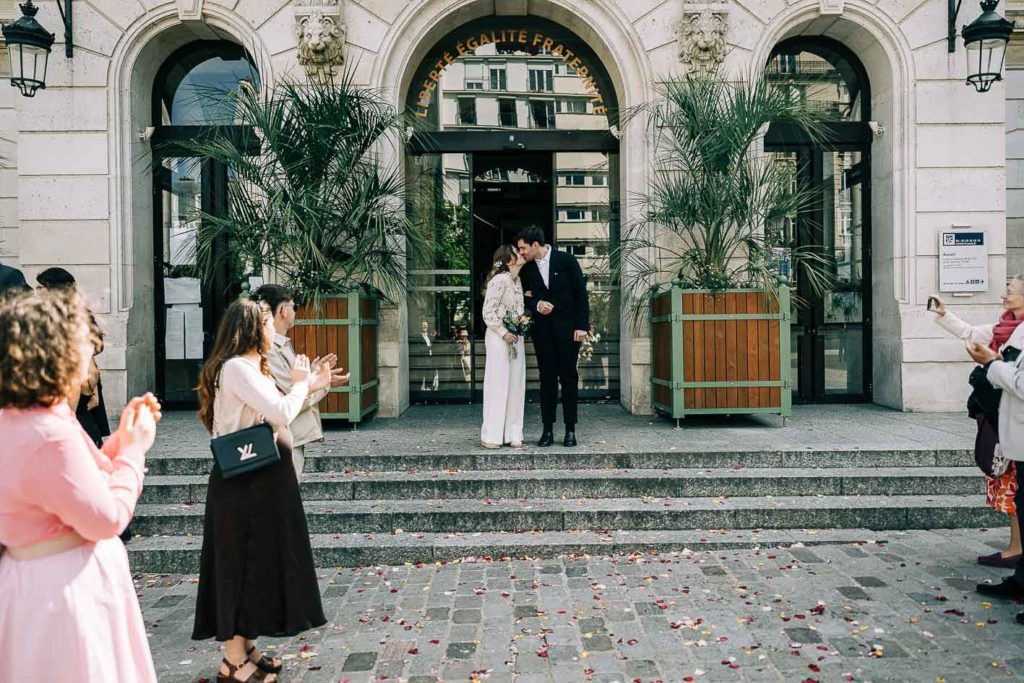 Sortie de la mairie du 15ème arrondissement de Paris sous les confettis — Pierre Atelier