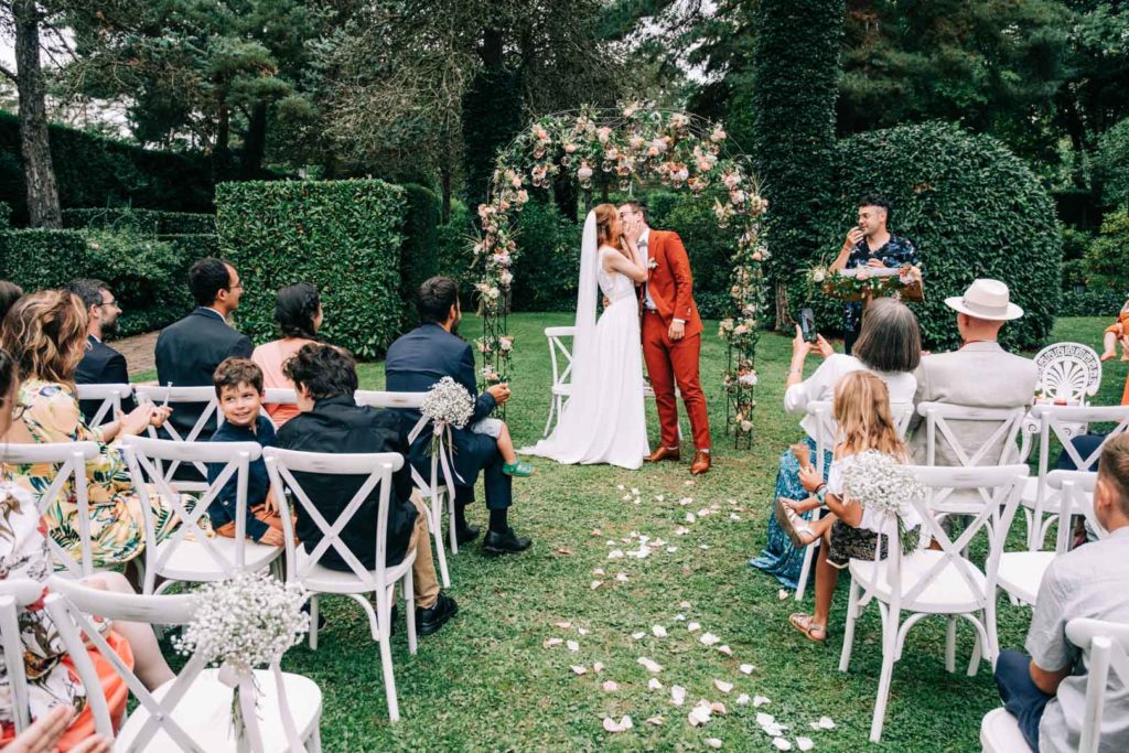 Sortie cérémonie mariés La Catrache Yvelines — Pierre Atelier photographe mariage