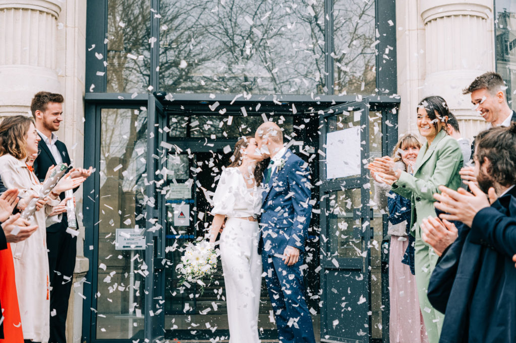 Sortie des mariés à la mairie du 12 eme — Pierre Atelier photographe mariage