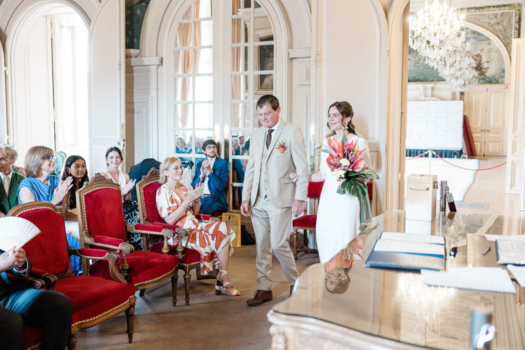 Portrait mariés voûte escalier mairie Neuilly — Pierre Atelier photographe mariage Paris