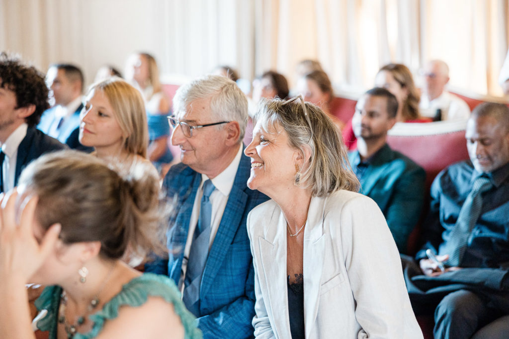 Sortie cérémonie mariés mairie Neuilly-sur-Seine parvis — Pierre Atelier photographe mariage