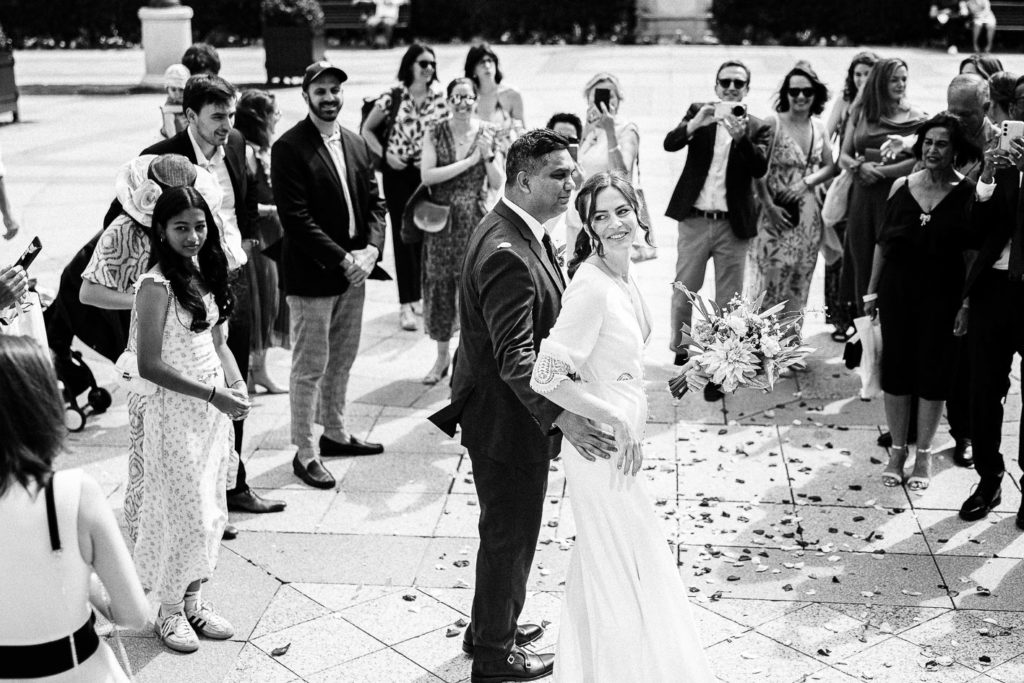 Embrassades parvis mairie Neuilly-sur-Seine mariage — Pierre Atelier