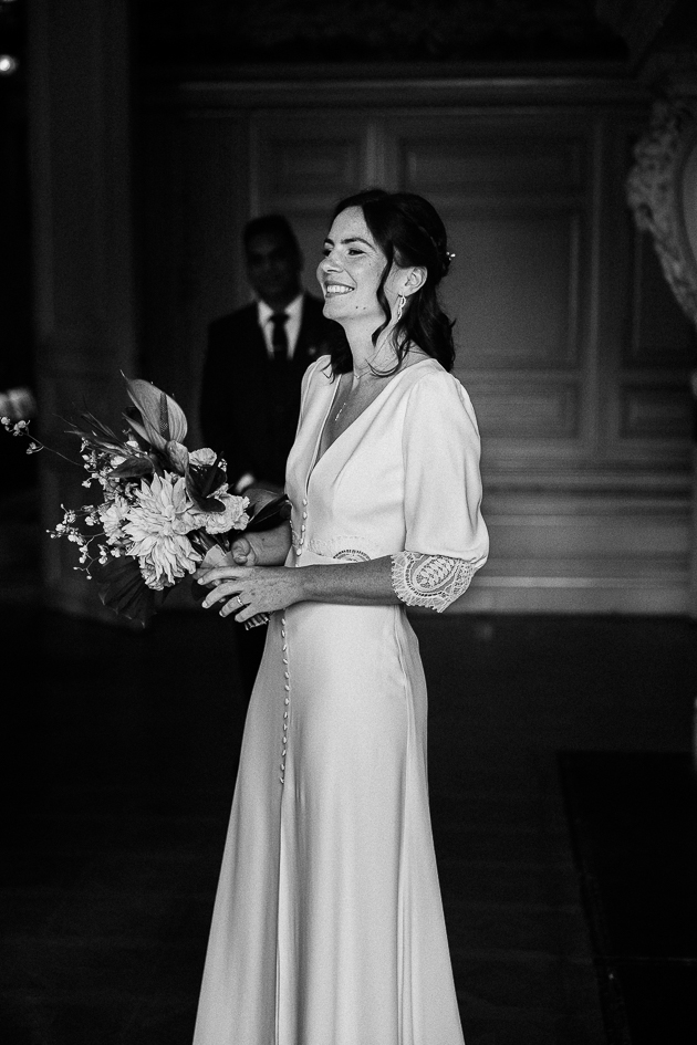 Embrassades parvis mairie Neuilly-sur-Seine mariage — Pierre Atelier
