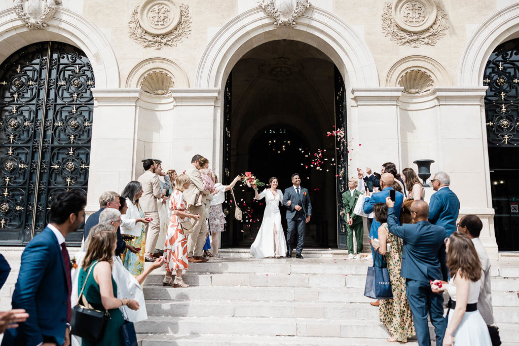 Confettis sortie mariage civil mairie Neuilly — Pierre Atelier photographe Hauts-de-Seine