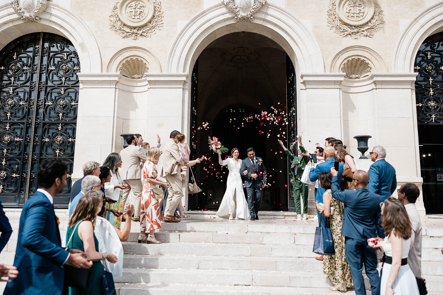 sortie de mariage civil mairie Neuilly — Pierre Atelier photographe Hauts-de-Seine