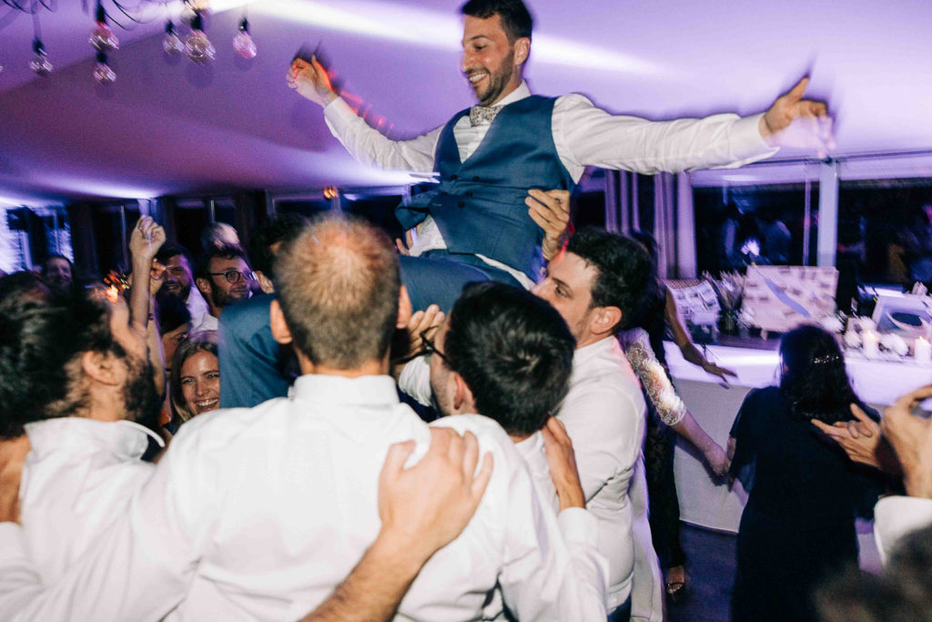 Cocktail de mariage dans la Cour d'Honneur du Château de Vaugrigneuse - Pierre Atelier