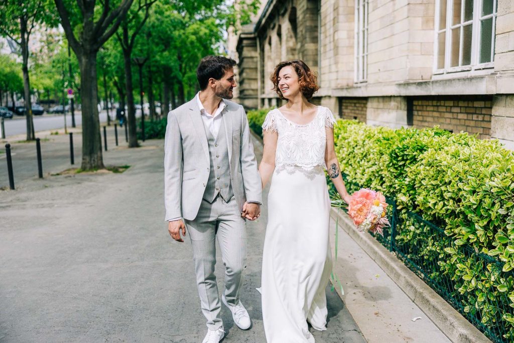 Portrait de couple devant la BNF après mariage mairie du 13ème Paris - Pierre Atelier