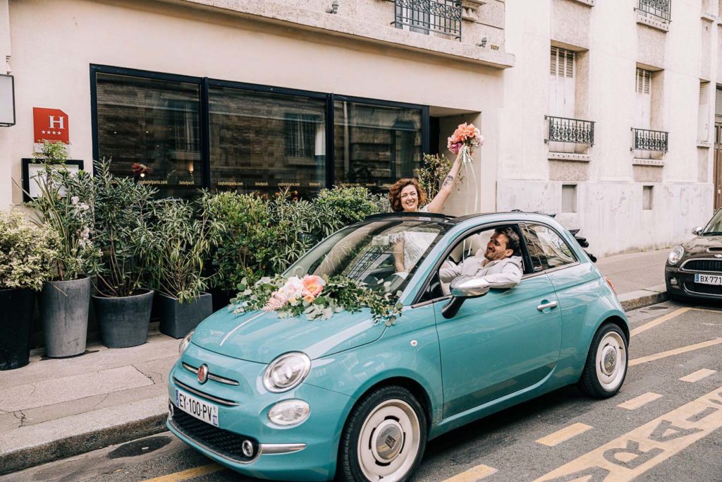 Portrait de couple devant la BNF après mariage mairie du 13ème Paris - Pierre Atelier