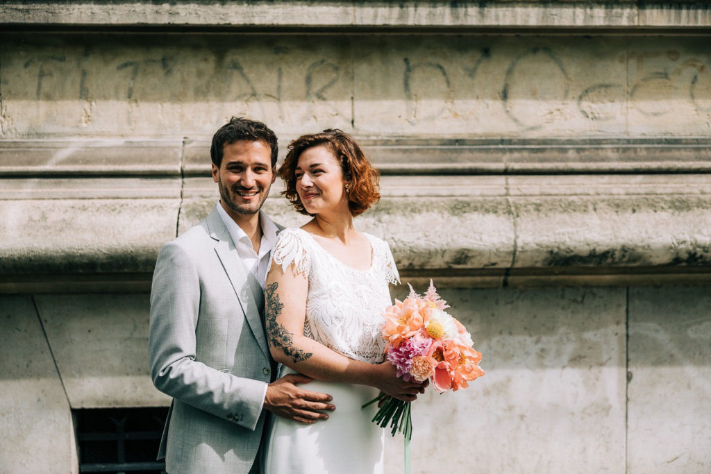 Portrait de couple devant la BNF après mariage mairie du 13ème Paris - Pierre Atelier