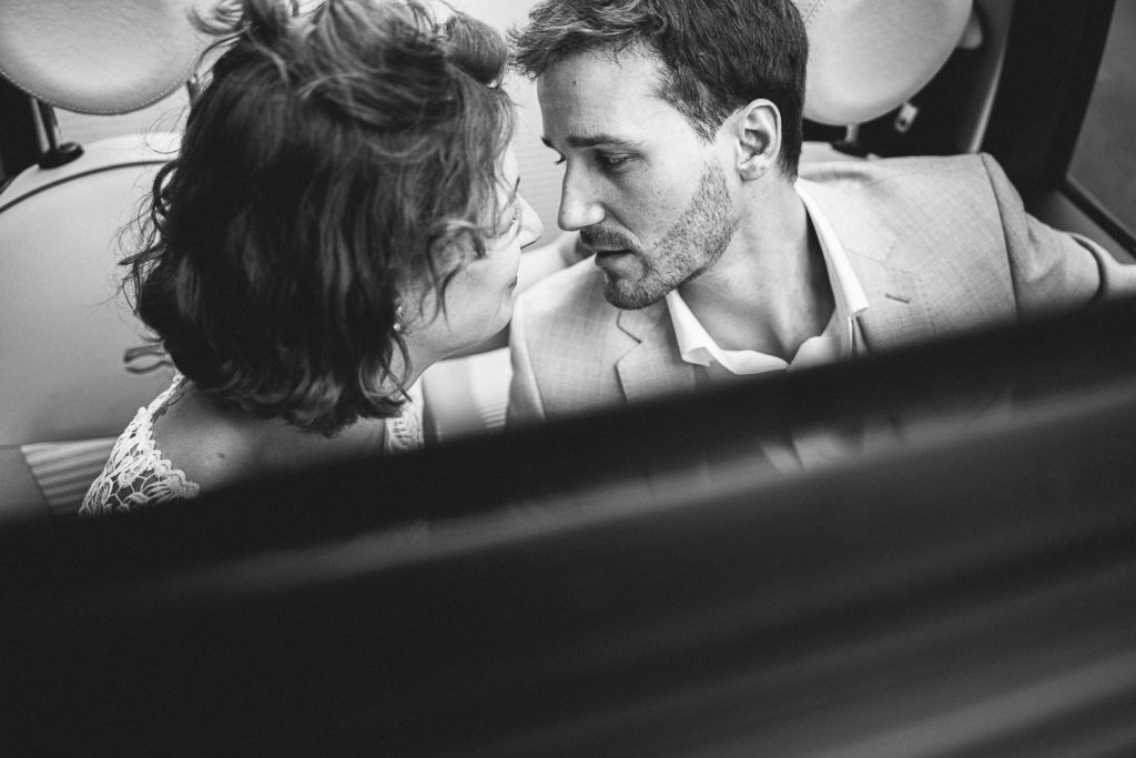Portrait de couple devant la BNF après mariage mairie du 13ème Paris - Pierre Atelier