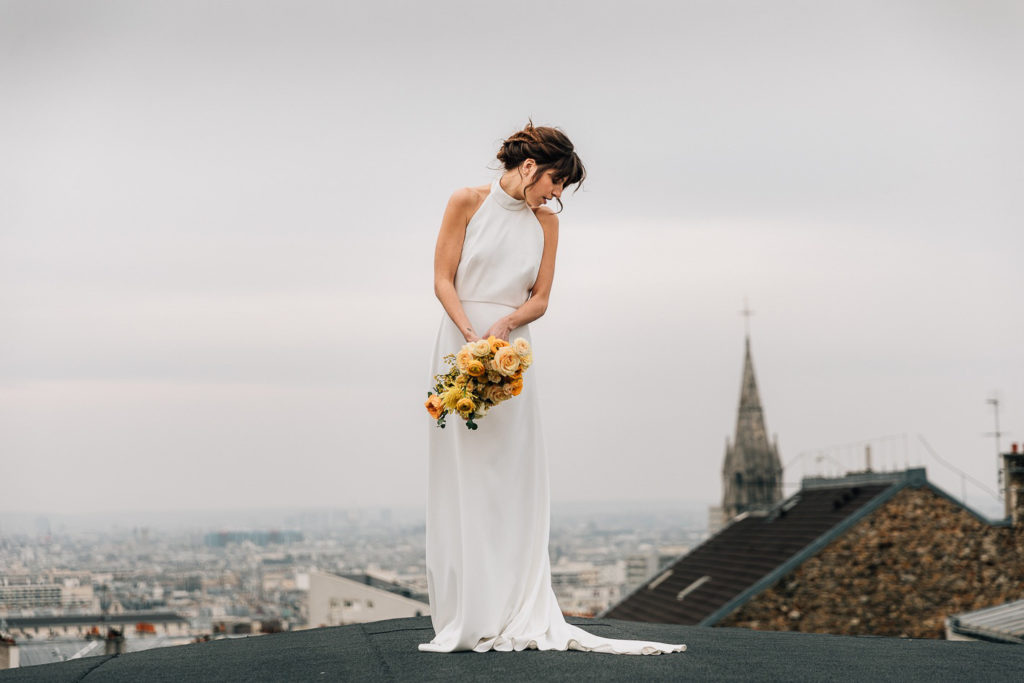une mariée sur la terrasse du Solaris avec vue sur les toits de Paris - Pierre Atelier