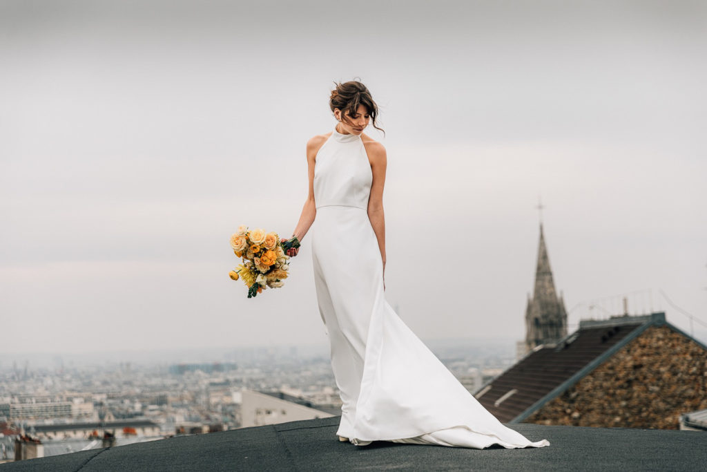 une mariée sur la terrasse du Solaris avec vue sur les toits de Paris - Pierre Atelier