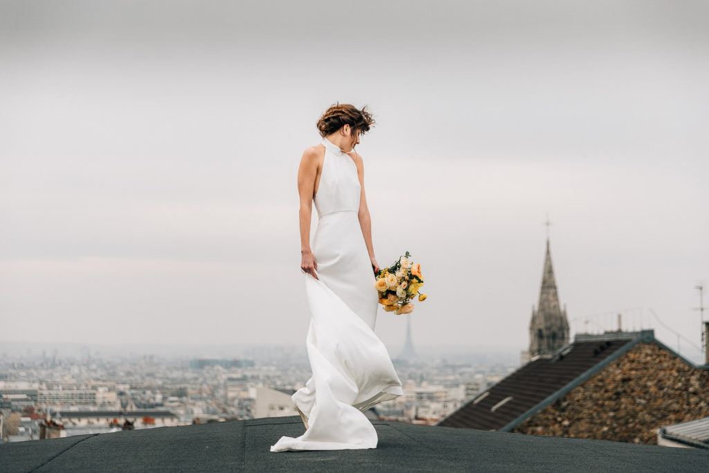 une mariée sur la terrasse du Solaris avec vue sur les toits de Paris - Pierre Atelier