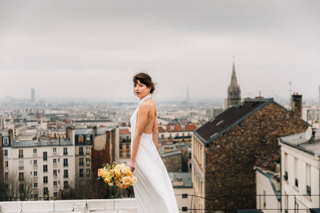 une mariée sur la terrasse du Solaris avec vue sur les toits de Paris - Pierre Atelier