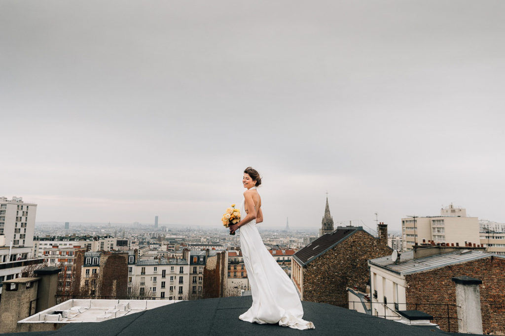 une mariée sur la terrasse du Solaris avec vue sur les toits de Paris - Pierre Atelier