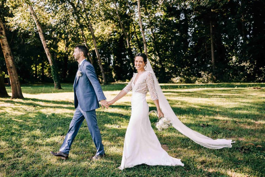 Portrait de couple au bord de l'étang du Château de Vaugrigneuse - Pierre Atelier photographe mariage