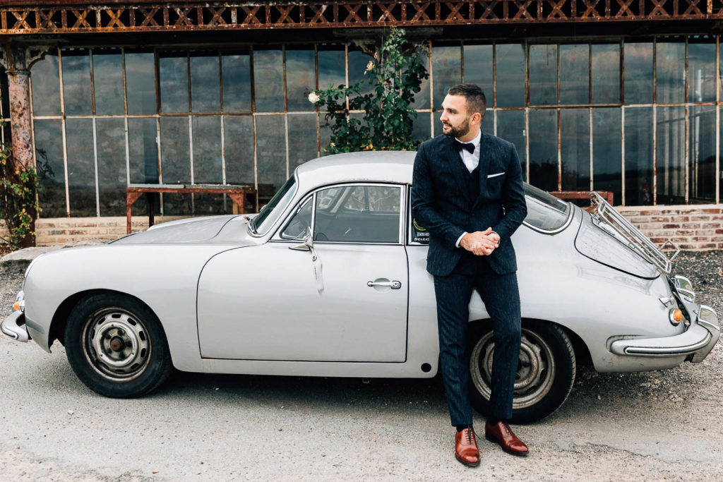 Mariés sur la terrasse des Bonnes Joies avec vue sur la Tour Eiffel - Pierre Atelier photographe mariage Vexin