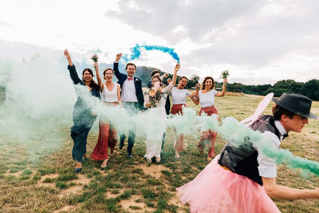 Mariés sur la terrasse des Bonnes Joies avec vue sur la Tour Eiffel - Pierre Atelier photographe mariage Vexin