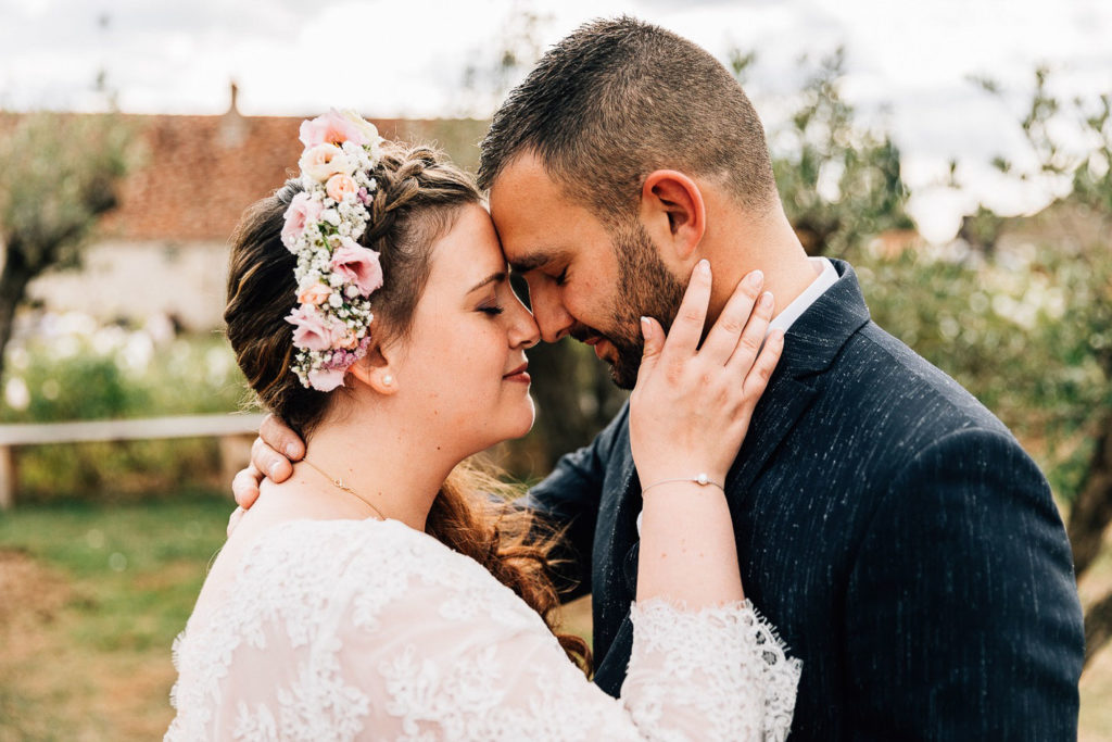 Mariés sur la terrasse des Bonnes Joies avec vue sur la Tour Eiffel - Pierre Atelier photographe mariage Vexin