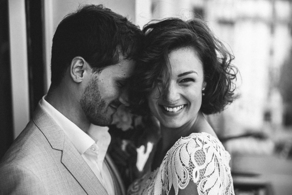 Portrait de couple devant la BNF après mariage mairie du 13ème Paris - Pierre Atelier